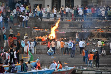 VARANASI BHOJPUR PURVANCHAL INDIA - 03 05 05 2023: Manikarnika Ghat 'ta bilinmeyen bir Hintlinin yakılma töreninin görüntüsü Varanasi' deki Ganj nehri önünde.