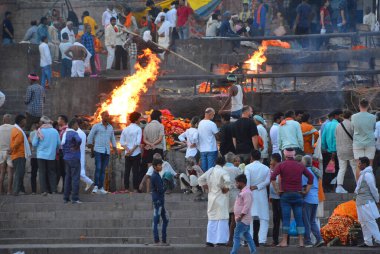 VARANASI BHOJPUR PURVANCHAL INDIA - 03 05 05 2023: Manikarnika Ghat 'ta bilinmeyen bir Hintlinin yakılma töreninin görüntüsü Varanasi' deki Ganj nehri önünde.