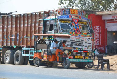 RAJASTHAN INDIA - 02 16 2023: Parlak tarım kamyonu Tata.