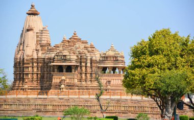 KHAJURAHO INDIA MADYHA PRADESH - 03 2023: Khajuraho Anıtlar Grubu, nagara tarzı mimari sembolizmleri ve birkaç erotik heykelleriyle ünlü Hindu ve Jain tapınaklarıdır.
