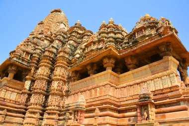 KHAJURAHO INDIA MADYHA PRADESH - 03 2023: Khajuraho Anıtlar Grubu, nagara tarzı mimari sembolizmleri ve birkaç erotik heykelleriyle ünlü Hindu ve Jain tapınaklarıdır.