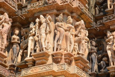 KHAJURAHO INDIA MADYHA PRADESH - 03 2023: Khajuraho Anıtlar Grubu, nagara tarzı mimari sembolizmleri ve birkaç erotik heykelleriyle ünlü Hindu ve Jain tapınaklarıdır.