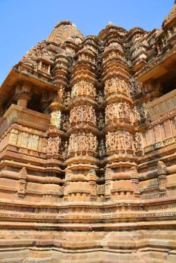 KHAJURAHO INDIA MADYHA PRADESH - 03 2023: Khajuraho Anıtlar Grubu, nagara tarzı mimari sembolizmleri ve birkaç erotik heykelleriyle ünlü Hindu ve Jain tapınaklarıdır.