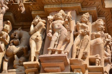 KHAJURAHO INDIA MADYHA PRADESH - 03 2023: Khajuraho Anıtlar Grubu, nagara tarzı mimari sembolizmleri ve birkaç erotik heykelleriyle ünlü Hindu ve Jain tapınaklarıdır.