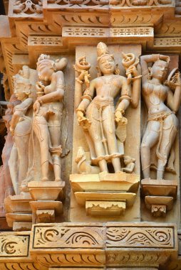 KHAJURAHO INDIA MADYHA PRADESH - 03 2023: Khajuraho Anıtlar Grubu, nagara tarzı mimari sembolizmleri ve birkaç erotik heykelleriyle ünlü Hindu ve Jain tapınaklarıdır.