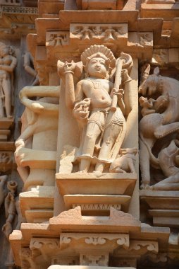 KHAJURAHO INDIA MADYHA PRADESH - 03 2023: Khajuraho Anıtlar Grubu, nagara tarzı mimari sembolizmleri ve birkaç erotik heykelleriyle ünlü Hindu ve Jain tapınaklarıdır.