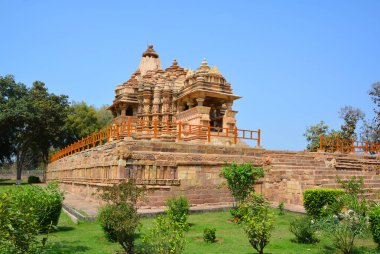 KHAJURAHO INDIA MADYHA PRADESH - 03 2023: Khajuraho Anıtlar Grubu, nagara tarzı mimari sembolizmleri ve birkaç erotik heykelleriyle ünlü Hindu ve Jain tapınaklarıdır.