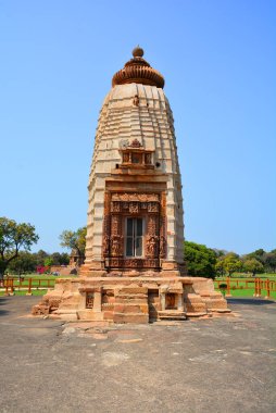 KHAJURAHO INDIA MADYHA PRADESH - 03 2023: Khajuraho Anıtlar Grubu, nagara tarzı mimari sembolizmleri ve birkaç erotik heykelleriyle ünlü Hindu ve Jain tapınaklarıdır.