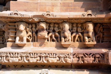 KHAJURAHO INDIA MADYHA PRADESH - 03 2023: Khajuraho Anıtlar Grubu, nagara tarzı mimari sembolizmleri ve birkaç erotik heykelleriyle ünlü Hindu ve Jain tapınaklarıdır.