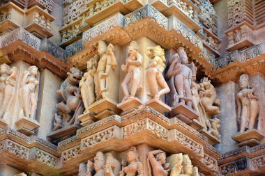 KHAJURAHO INDIA MADYHA PRADESH - 03 2023: Khajuraho Anıtlar Grubu, nagara tarzı mimari sembolizmleri ve birkaç erotik heykelleriyle ünlü Hindu ve Jain tapınaklarıdır.
