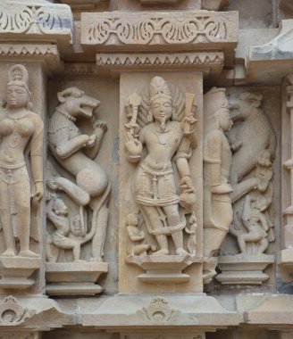 KHAJURAHO INDIA MADYHA PRADESH - 03 2023: Khajuraho Anıtlar Grubu, nagara tarzı mimari sembolizmleri ve birkaç erotik heykelleriyle ünlü Hindu ve Jain tapınaklarıdır.