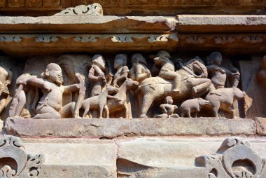 KHAJURAHO INDIA MADYHA PRADESH - 03 2023: Khajuraho Anıtlar Grubu, nagara tarzı mimari sembolizmleri ve birkaç erotik heykelleriyle ünlü Hindu ve Jain tapınaklarıdır.