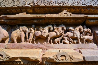 KHAJURAHO INDIA MADYHA PRADESH - 03 2023: Khajuraho Anıtlar Grubu, nagara tarzı mimari sembolizmleri ve birkaç erotik heykelleriyle ünlü Hindu ve Jain tapınaklarıdır.