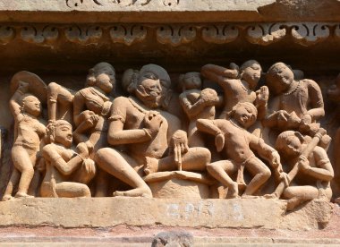KHAJURAHO INDIA MADYHA PRADESH - 03 2023: Khajuraho Anıtlar Grubu, nagara tarzı mimari sembolizmleri ve birkaç erotik heykelleriyle ünlü Hindu ve Jain tapınaklarıdır.