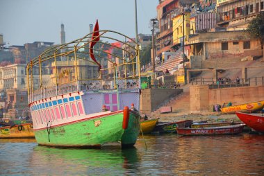VARANASI BHOJPUR PURVANCHAL INDIA - 03 05 05 2023: Varanasi, Banaras veya Benares ve Kashithat Hindu dünyasında hac, ölüm ve yas geleneğinde merkezi bir yere sahiptir.