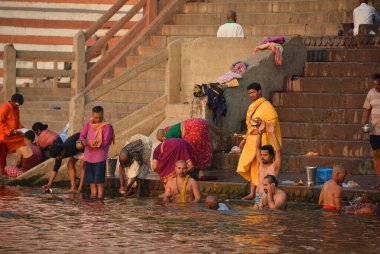 VARANASI BHOJPUR PURVANCHAL INDIA - 03 05 2023: Hindular Hindistan 'ın kutsal kenti Varanasi' deki Ganga nehrinde ayin banyosu yapıyorlar. Kutsal ayin banyosu her gün yapılır..