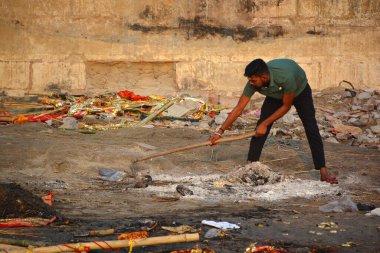 VARANASI BHOJPUR PURVANCHAL INDIA - 03 05 05 2023: Manikarnika Ghat 'ta bilinmeyen bir Hintlinin yakılma töreninin görüntüsü Varanasi' deki Ganj nehri önünde.