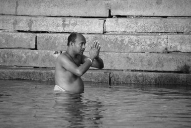 VARANASI BHOJPUR PURVANCHAL INDIA - 03 05 2023: Hindular Hindistan 'ın kutsal kenti Varanasi' deki Ganga nehrinde ayin banyosu yapıyorlar. Kutsal ayin banyosu her gün yapılır..