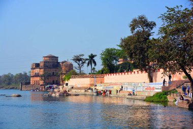 ORCCHA MADHYA PRADESH - 03 03 2023: Kimliği belirsiz Hint halkı Betwa Nehri 'nde yıkandı