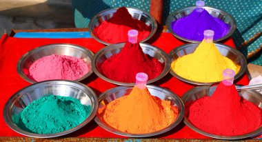 Hindistan Holi Festivali için pazarda çok renkli renkli holi tozları var..