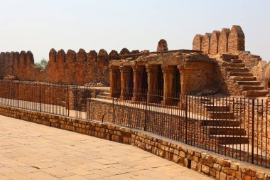 GWALIOR MADHYA PRADESH - 03 01 01 2023: Stepwells, ayrıca bawdi veya baoli olarak da adlandırılır, suyun bir dizi basamak inerek ulaşılabileceği kuyu veya göletlerdir.