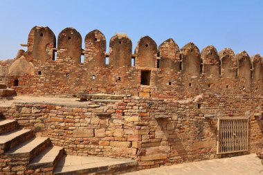 GWALIOR MADHYA PRADESH - 03 01 01 2023: Stepwells, ayrıca bawdi veya baoli olarak da adlandırılır, suyun bir dizi basamak inerek ulaşılabileceği kuyu veya göletlerdir.