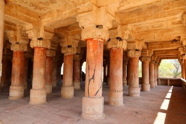 GWALIOR MADHYA PRADESH - 03 01 01 2023: Stepwells, ayrıca bawdi veya baoli olarak da adlandırılır, suyun bir dizi basamak inerek ulaşılabileceği kuyu veya göletlerdir.