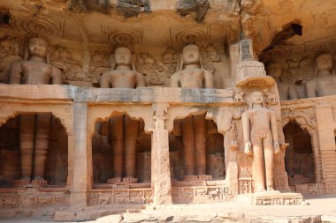 GWALIOR INDIA - 03 03 03 2023: Gopachal kaya kesimli Jain anıtları, veya Gopachal Parvat Jaina anıtları, 7. ve 15. yüzyıllar arasında yapılmış bir grup Jain oymacılığıdır..