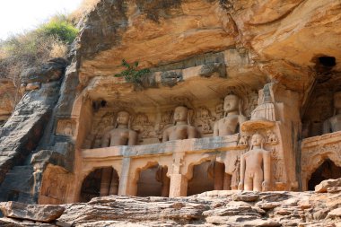 GWALIOR INDIA - 03 03 03 2023: Gopachal kaya kesimli Jain anıtları, veya Gopachal Parvat Jaina anıtları, 7. ve 15. yüzyıllar arasında yapılmış bir grup Jain oymacılığıdır..