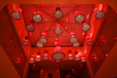 ORCCHA MADHYA PRADESH INDIA 03 03 2023: Orchha Palace Hotel 'in kırmızı tavan lambaları antik Orchha şehrinin kalbinde yer almaktadır.