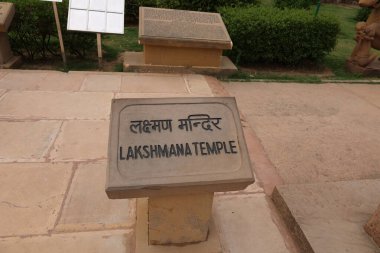 Hindistan 'daki Lakshmana tapınağının isim plakası.