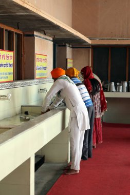 GWALIOR INDIA - 03 01: 23: Seyyahlar Gwalior 'da bulunan Gurdwara Data Bandi Chorh Sahib' de yemek yedikten sonra tabağını temizlediler.