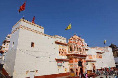 ORCCHA MADHYA PRADESH Hindistan - 03 03 2023: Ram Raja Tapınağı. Kutsal bir Hindu hacısıdır ve düzenli olarak çok sayıda dindar alır ve Orchha Tapınağı olarak da bilinir.