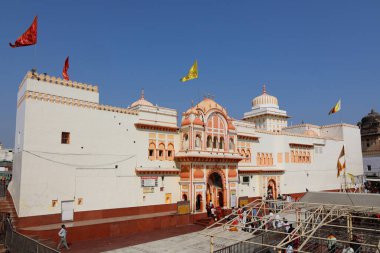 ORCCHA MADHYA PRADESH Hindistan - 03 03 2023: Ram Raja Tapınağı. Kutsal bir Hindu hacısıdır ve düzenli olarak çok sayıda dindar alır ve Orchha Tapınağı olarak da bilinir.