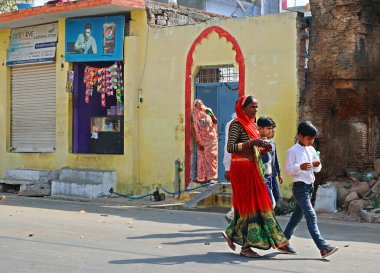 ORCCHA MADHYA Hindistanı övüyor - 03 03 2023: Tapınağa doğru yürüyen hacı grubunun önde gelen insanları