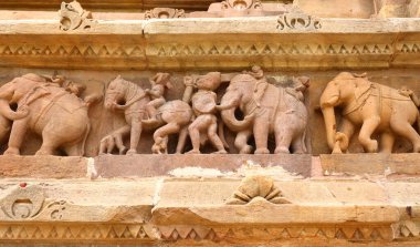 KHAJURAHO MADYHA PRADESH INDIA - 03 2023: Khajuraho Anıtlar Grubu, nagara tarzı mimari sembolizmleri ve birkaç erotik heykelleriyle ünlü Hindu ve Jain tapınaklarıdır.