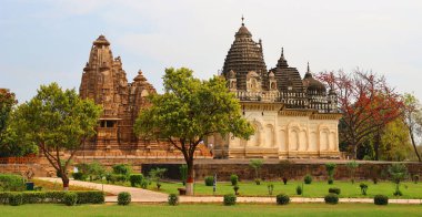 KHAJURAHO MADYHA PRADESH INDIA - 03 2023: Khajuraho Anıtlar Grubu, nagara tarzı mimari sembolizmleri ve birkaç erotik heykelleriyle ünlü Hindu ve Jain tapınaklarıdır.