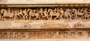 KHAJURAHO MADYHA PRADESH INDIA - 03 2023: Khajuraho Anıtlar Grubu, nagara tarzı mimari sembolizmleri ve birkaç erotik heykelleriyle ünlü Hindu ve Jain tapınaklarıdır.