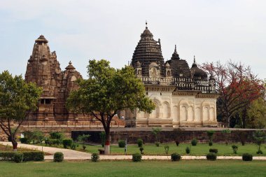 KHAJURAHO MADYHA PRADESH INDIA - 03 2023: Khajuraho Anıtlar Grubu, nagara tarzı mimari sembolizmleri ve birkaç erotik heykelleriyle ünlü Hindu ve Jain tapınaklarıdır.