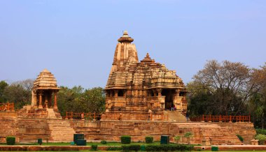 KHAJURAHO INDIA MADYHA PRADESH - 03 2023: Khajuraho Anıtlar Grubu, nagara tarzı mimari sembolizmleri ve birkaç erotik heykelleriyle ünlü Hindu ve Jain tapınaklarıdır.