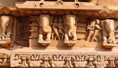 KHAJURAHO INDIA MADYHA PRADESH - 03 2023: Khajuraho Anıtlar Grubu, nagara tarzı mimari sembolizmleri ve birkaç erotik heykelleriyle ünlü Hindu ve Jain tapınaklarıdır.