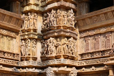 KHAJURAHO INDIA MADYHA PRADESH - 03 2023: Khajuraho Anıtlar Grubu, nagara tarzı mimari sembolizmleri ve birkaç erotik heykelleriyle ünlü Hindu ve Jain tapınaklarıdır.
