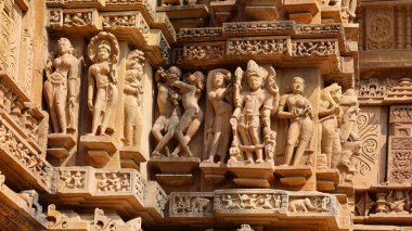 KHAJURAHO INDIA MADYHA PRADESH - 03 2023: Khajuraho Anıtlar Grubu, nagara tarzı mimari sembolizmleri ve birkaç erotik heykelleriyle ünlü Hindu ve Jain tapınaklarıdır.
