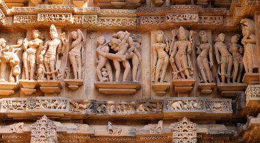 KHAJURAHO INDIA MADYHA PRADESH - 03 2023: Khajuraho Anıtlar Grubu, nagara tarzı mimari sembolizmleri ve birkaç erotik heykelleriyle ünlü Hindu ve Jain tapınaklarıdır.