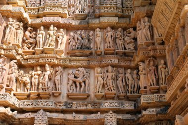 KHAJURAHO INDIA MADYHA PRADESH - 03 2023: Khajuraho Anıtlar Grubu, nagara tarzı mimari sembolizmleri ve birkaç erotik heykelleriyle ünlü Hindu ve Jain tapınaklarıdır.