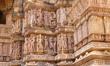 KHAJURAHO INDIA MADYHA PRADESH - 03 2023: Khajuraho Anıtlar Grubu, nagara tarzı mimari sembolizmleri ve birkaç erotik heykelleriyle ünlü Hindu ve Jain tapınaklarıdır.