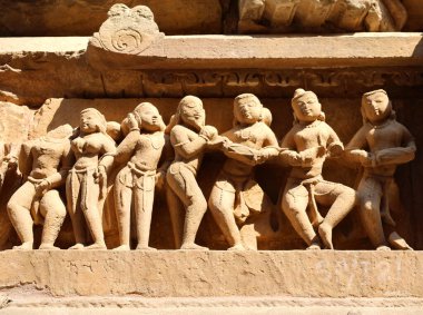 KHAJURAHO INDIA MADYHA PRADESH - 03 2023: Khajuraho Anıtlar Grubu, nagara tarzı mimari sembolizmleri ve birkaç erotik heykelleriyle ünlü Hindu ve Jain tapınaklarıdır.