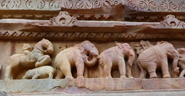 KHAJURAHO INDIA MADYHA PRADESH - 03 2023: Khajuraho Anıtlar Grubu, nagara tarzı mimari sembolizmleri ve birkaç erotik heykelleriyle ünlü Hindu ve Jain tapınaklarıdır.