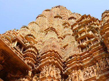 KHAJURAHO INDIA MADYHA PRADESH - 03 2023: Khajuraho Anıtlar Grubu, nagara tarzı mimari sembolizmleri ve birkaç erotik heykelleriyle ünlü Hindu ve Jain tapınaklarıdır.