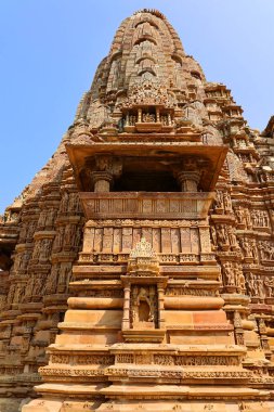 KHAJURAHO INDIA MADYHA PRADESH - 03 2023: Khajuraho Anıtlar Grubu, nagara tarzı mimari sembolizmleri ve birkaç erotik heykelleriyle ünlü Hindu ve Jain tapınaklarıdır.